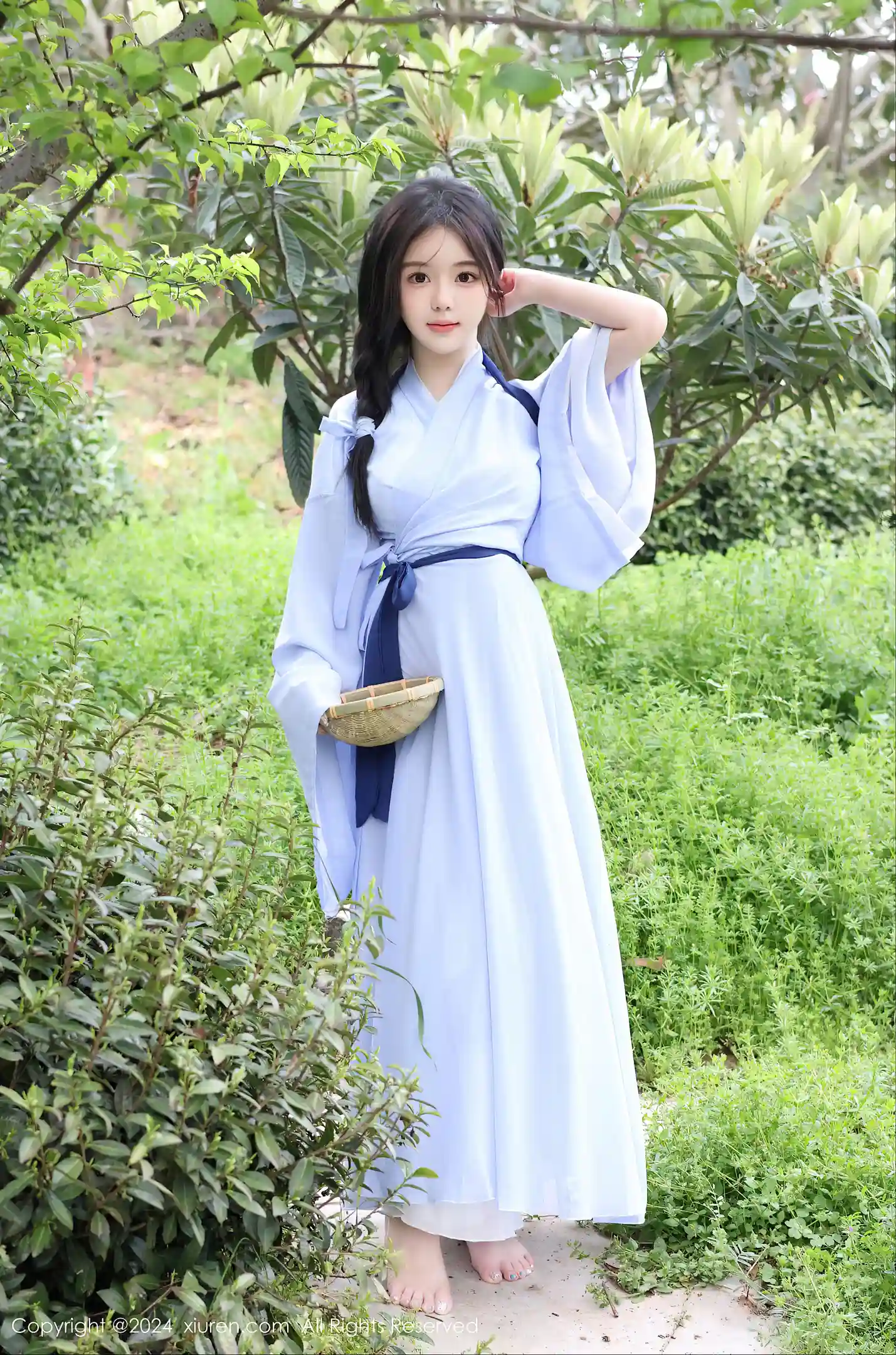 图片[6]-[XiuRen秀人网]VOL.8386 模特小薯条nienie户外剧情性感蓝色连衣裙半脱秀惹火身材诱惑写真85P-秀人网官方网站